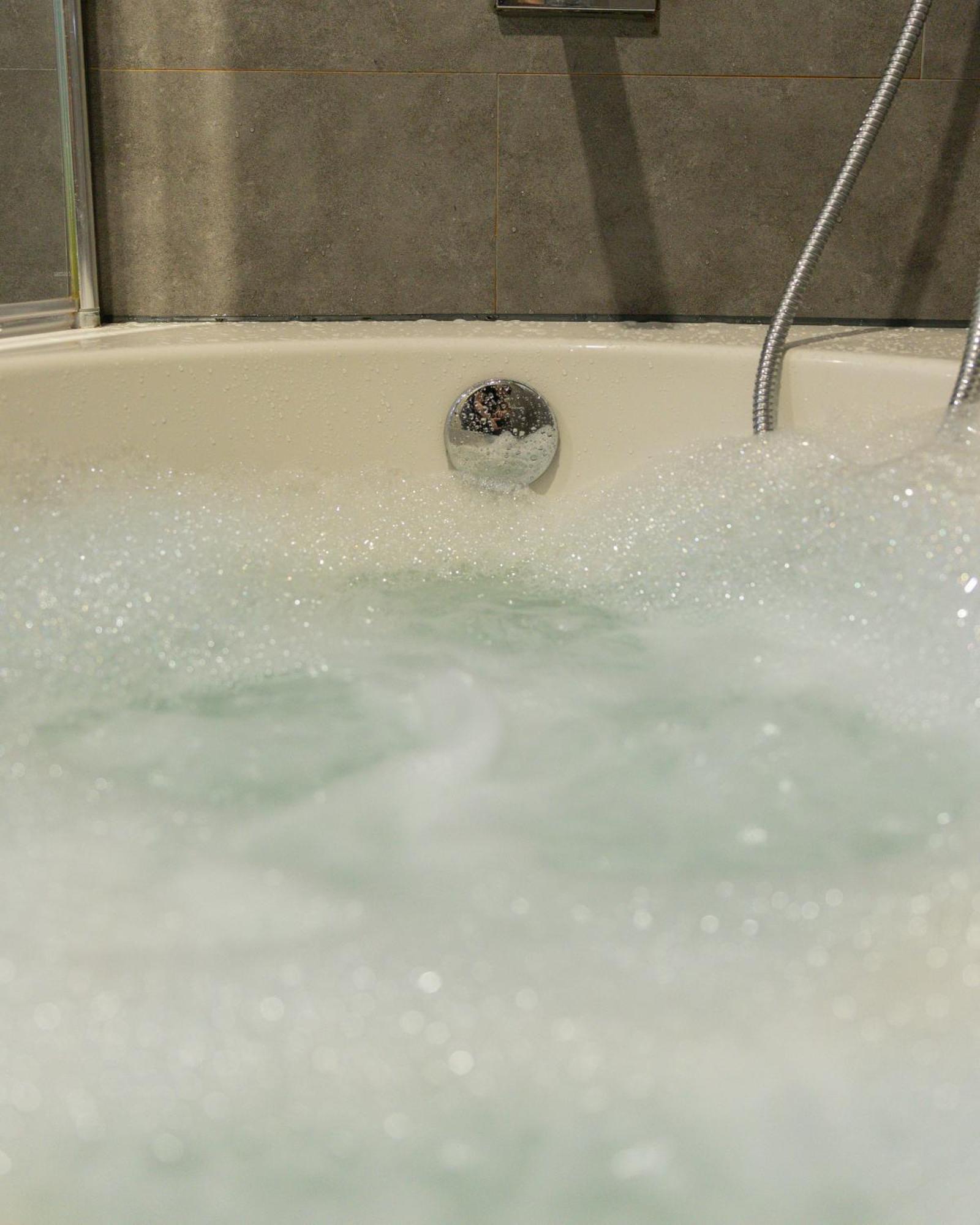 Jucuzzi Bath. Japanese Toilet. Belfast City Centre. Bagian luar foto