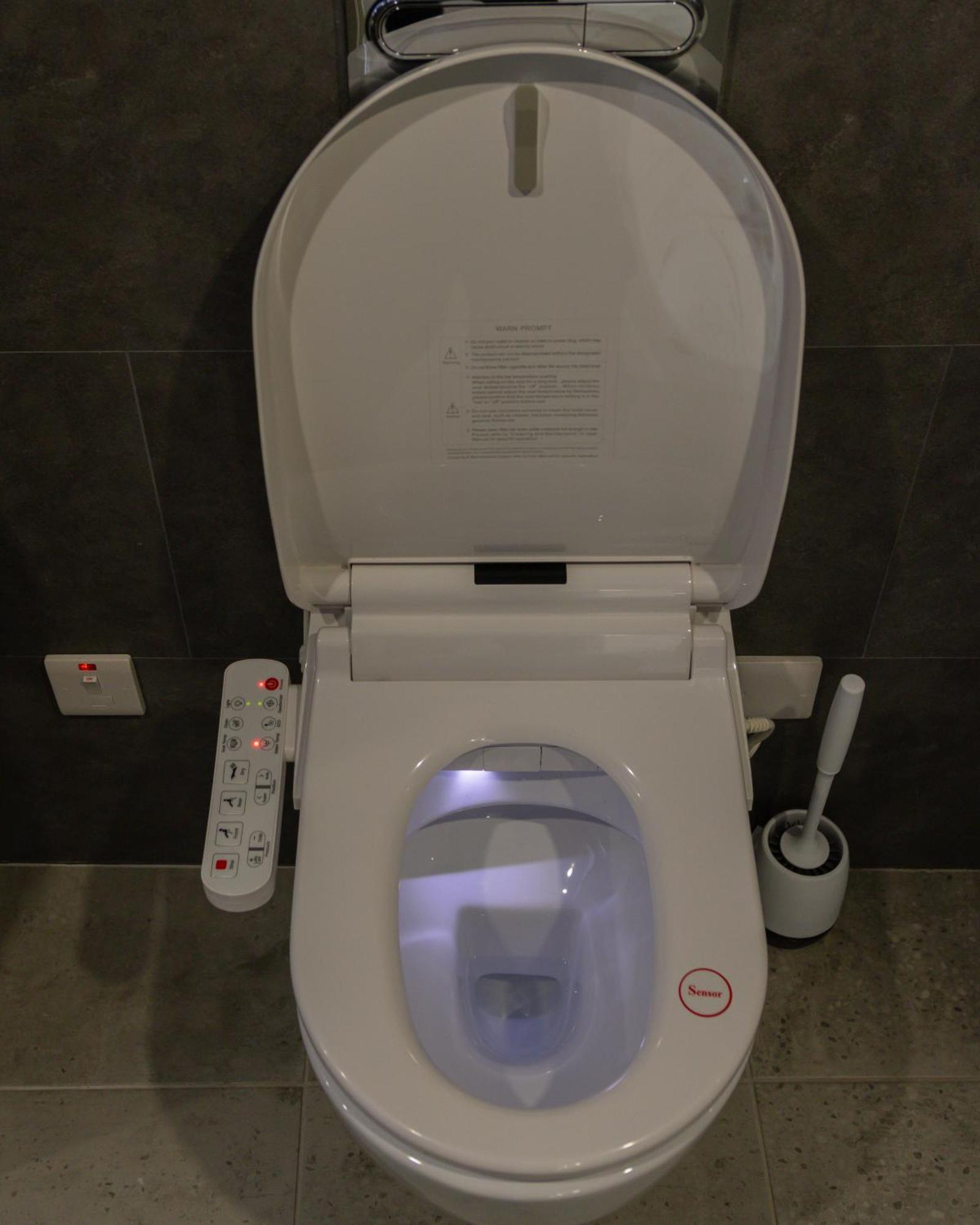 Jucuzzi Bath. Japanese Toilet. Belfast City Centre. Bagian luar foto