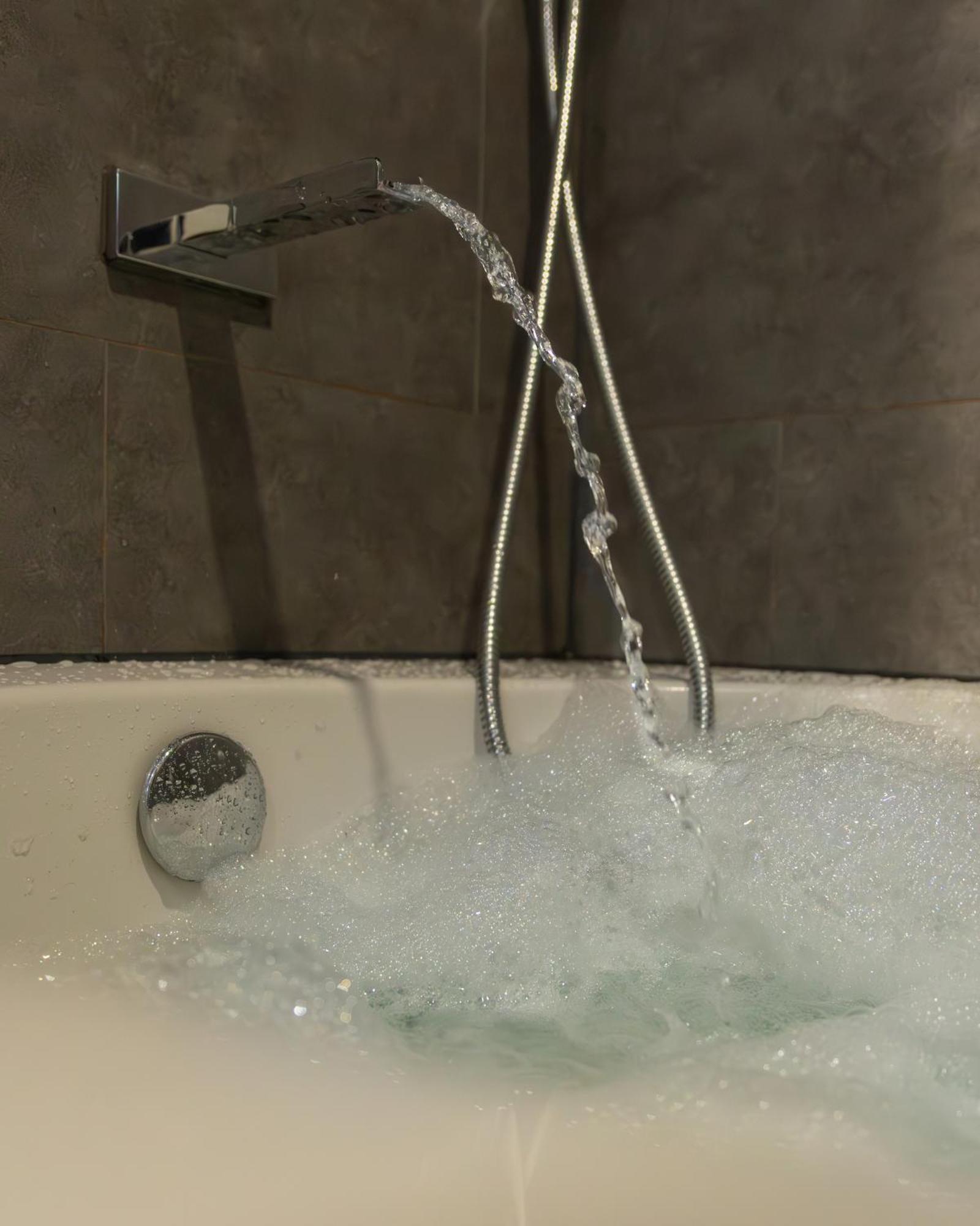 Jucuzzi Bath. Japanese Toilet. Belfast City Centre. Bagian luar foto